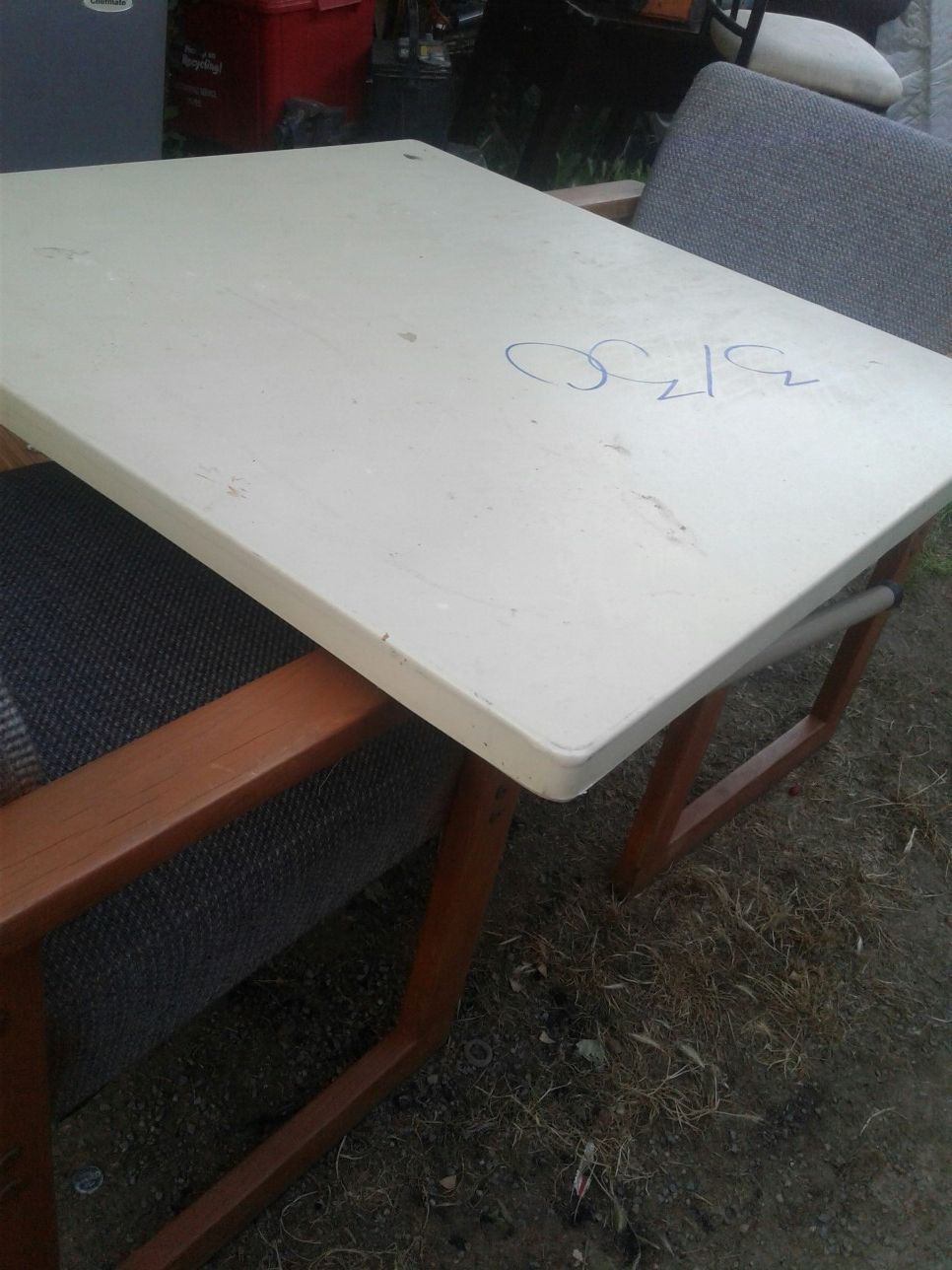 mesa y dos sillas