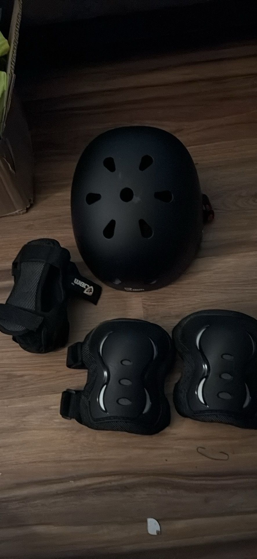 Skateboard Helmet With Knee pads Elbows Pads And Forarm Pads