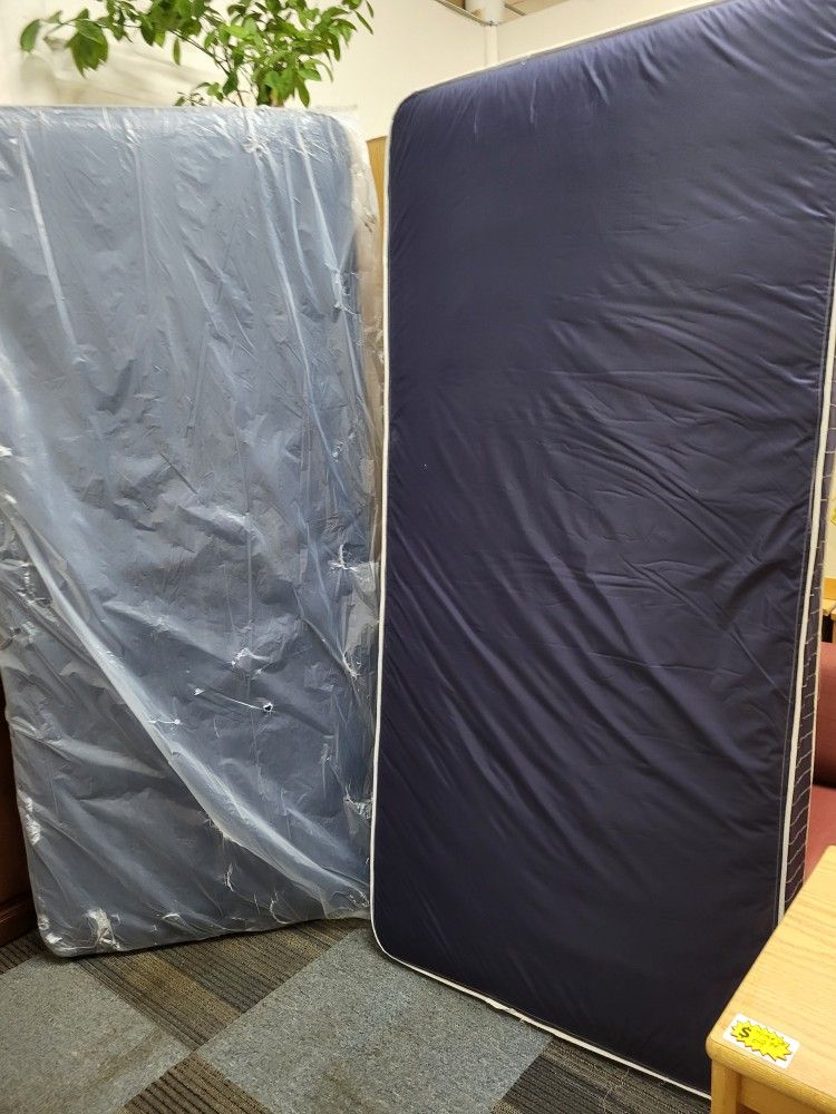 USED TWIN XL BED MATTRESS LIKE NEW, CLEAN AND SANITIZED (MATTRESS)