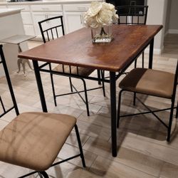 Small 5 Piece Dining Set. Used, in good condition. Normal Wear! Great for small spaces. 

Table 
46"L x 32"W x 30"H 
4 Chairs 

Decor Not Included 

