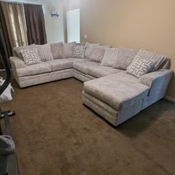 Devin Sectional w Pillows