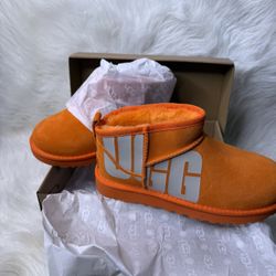 UGGs Ankle Boots ( NEW) Size 7