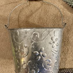 Metal bucket