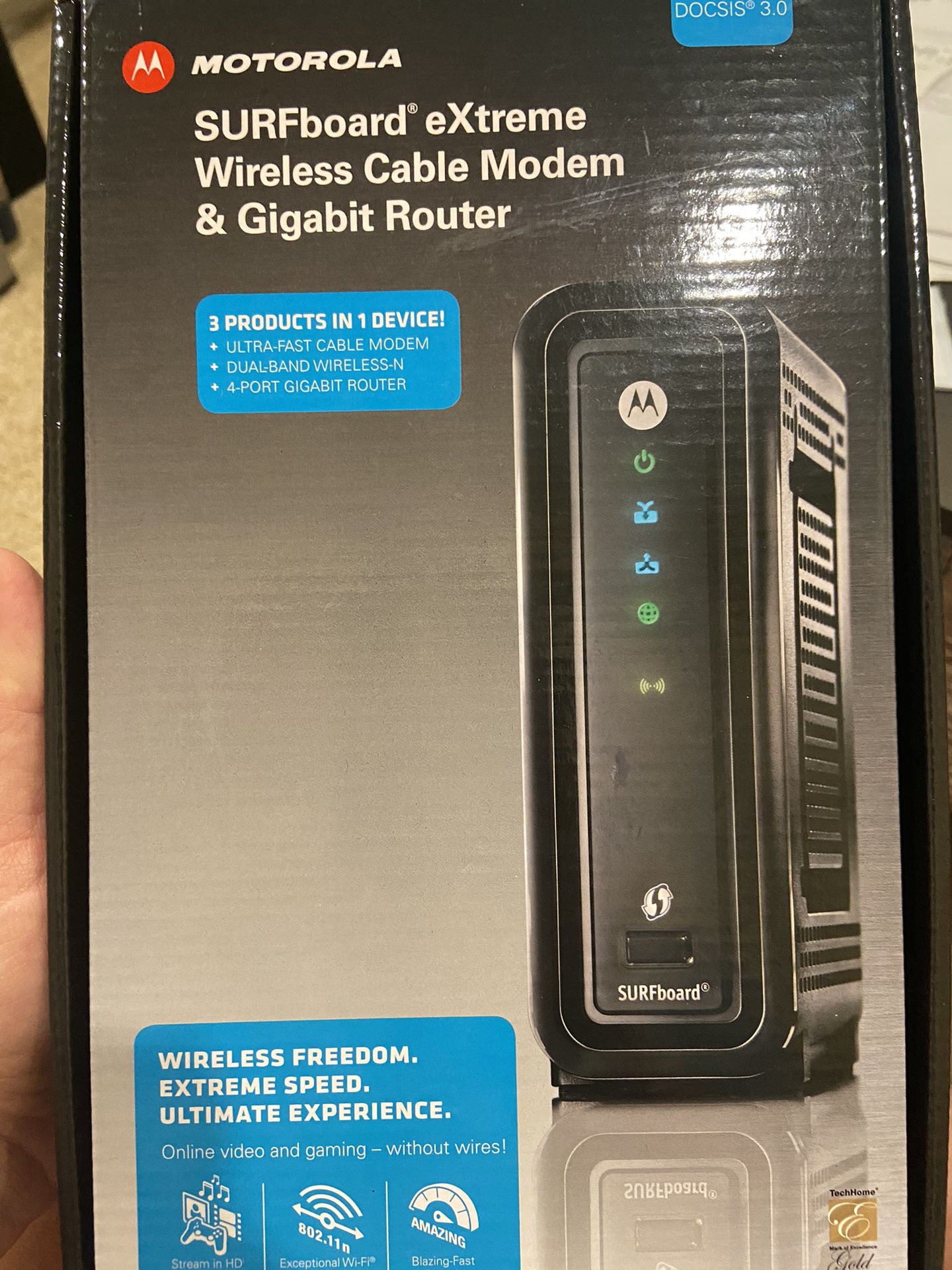 Motorola SURFboard EXtreme Wireless Cable Modem & Gigabit Router