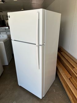 GE Refrigerator (1 month warranty)