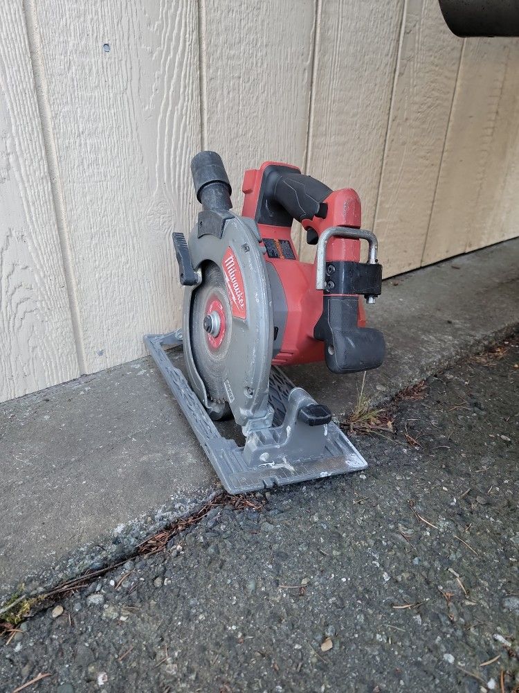 MILWAUKEE 18V FUEL 7 1/4" CIRCULAR SAW GOOD CONDITION. AT # 2732 20