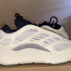 YEEZY 700 V3