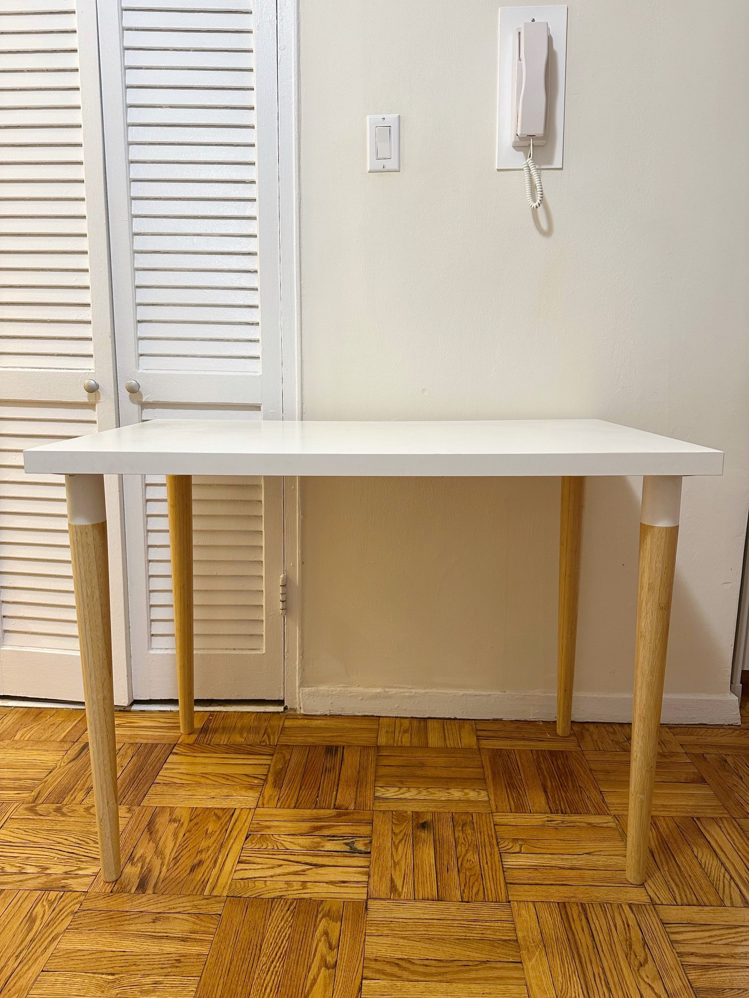 White Desk with Wooden Legs