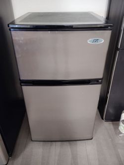 SPT Mini Refrigerator And Freezer