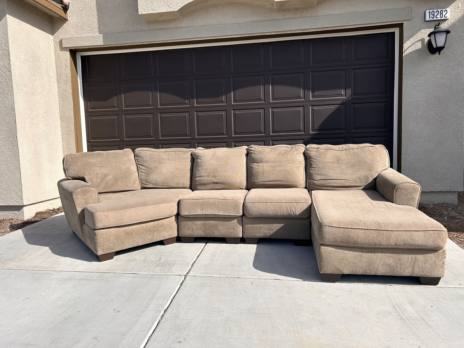 SECTIONAL COUCH!!! 🚚 FREE DELIVERY!!! 🚚