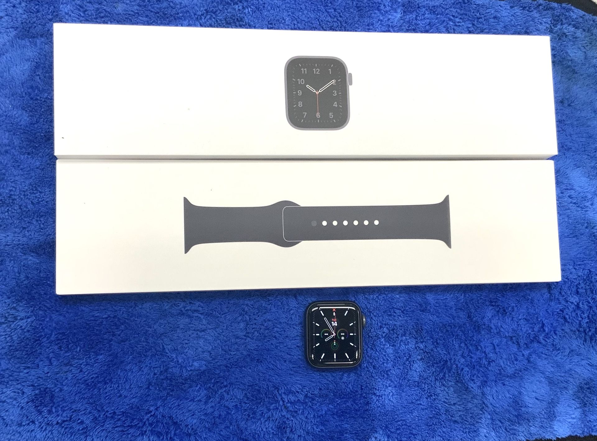 Apple Watch SE Space Gray Aluminum Case Black Sport Band For Parts Repair iCloud ON Touchscreen Action Button Siri Wristwatch 40MM EKG Tracking Sensor