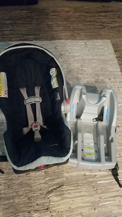 Graco nfant car seat with 2 bases