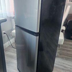 Like new!!   Magic Chef 2-door medium refrigerator, in stainless steel, excellent condition and works perfectly, for the office or study.MCBR415S
  4.