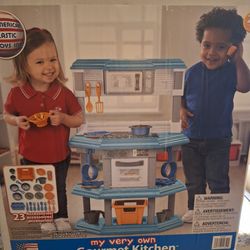 Kid's kitchen set