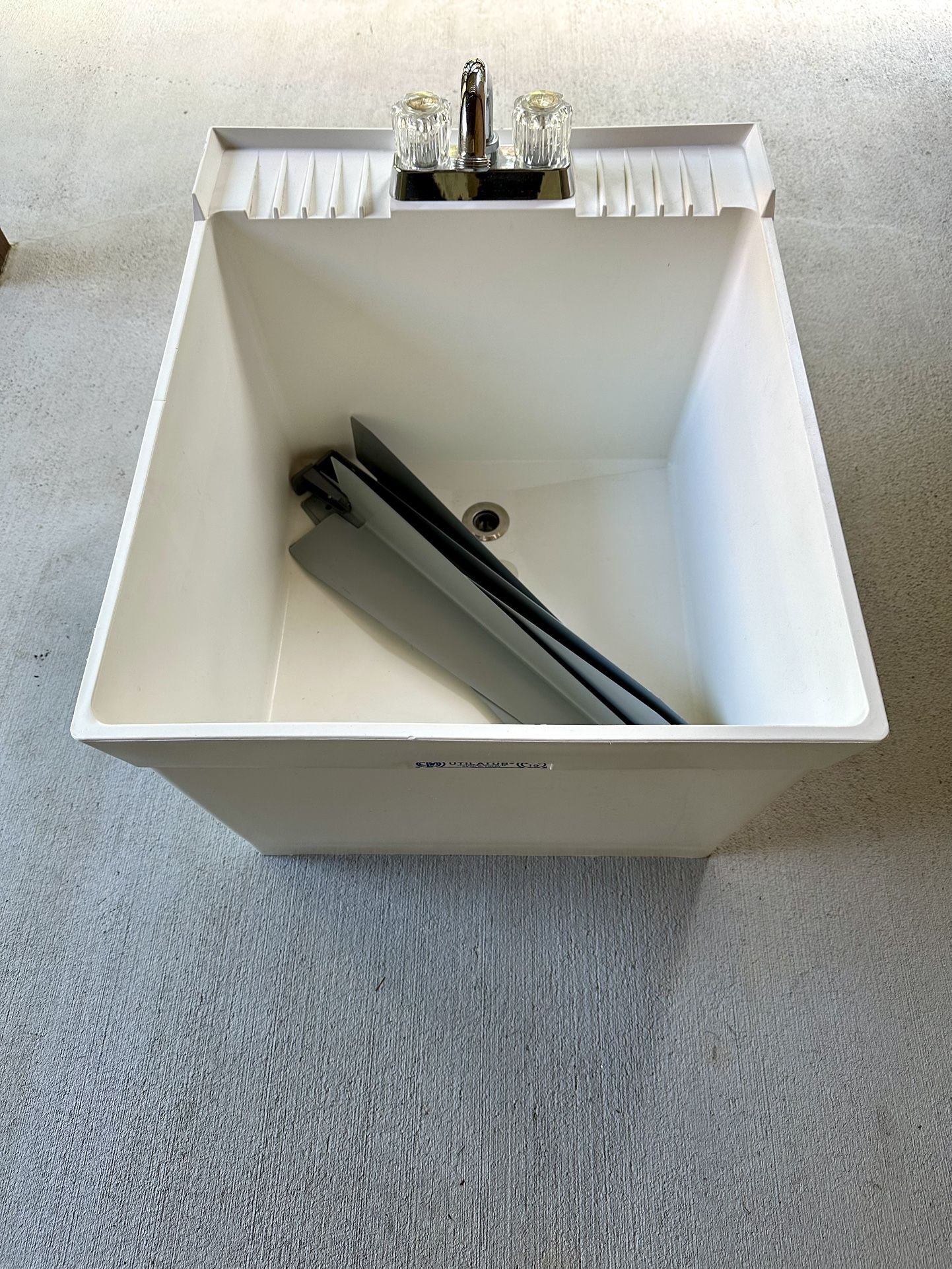 Utility laundry room sink faucet