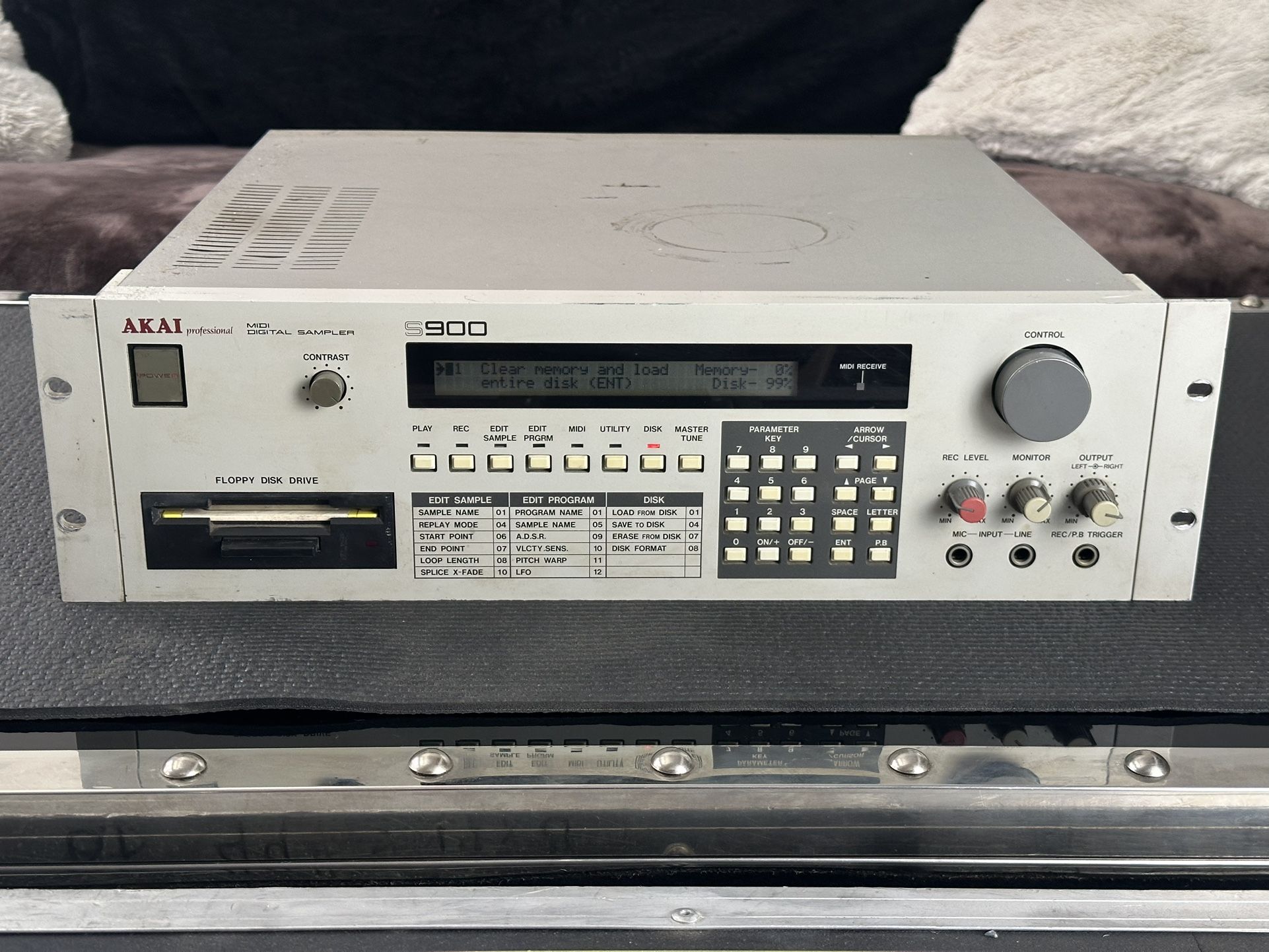 Akai S900 Digital Midi Sampler