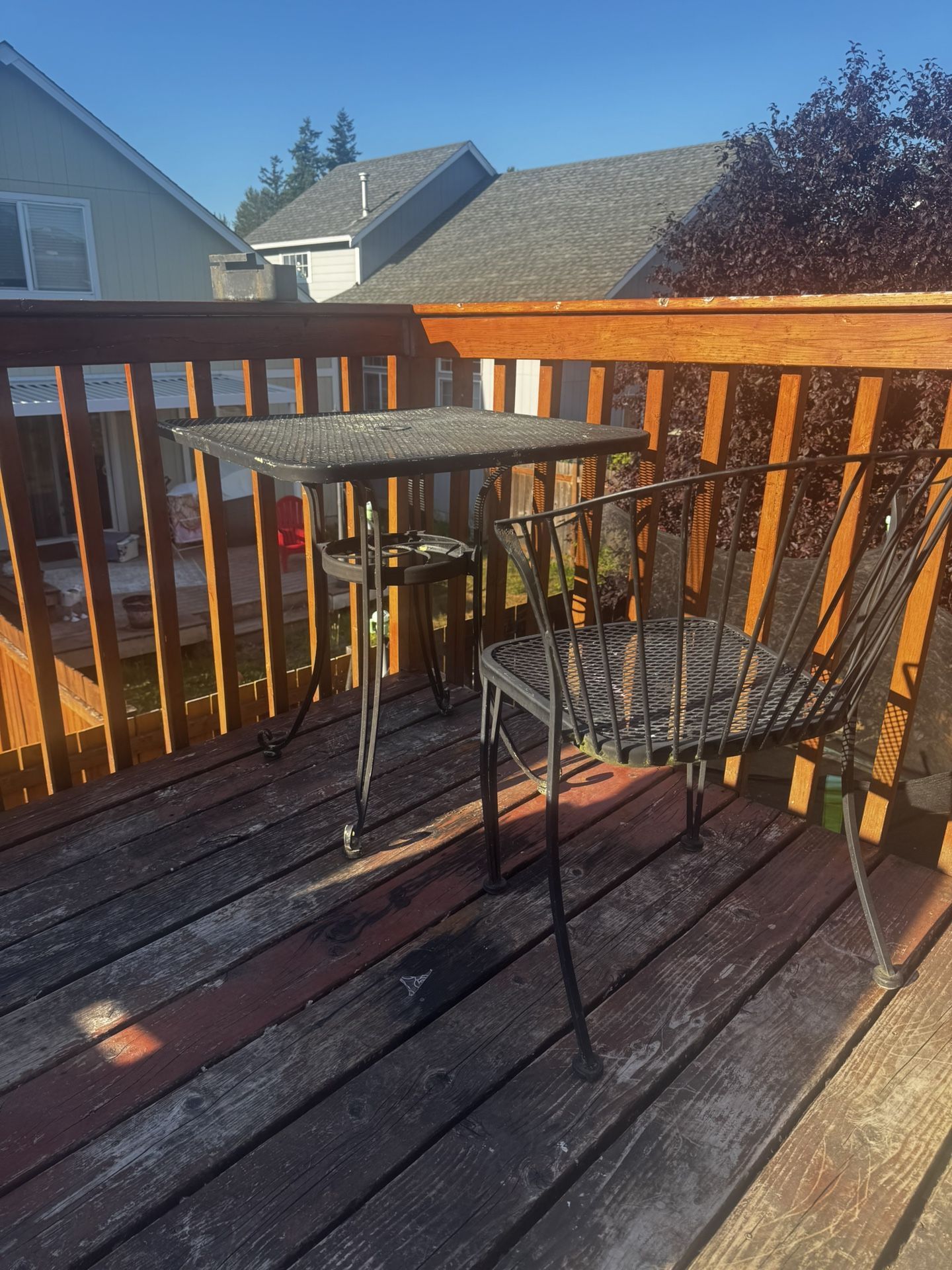 Free Metal Table & 2 Chairs
