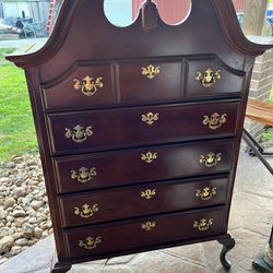 French Provincial Dresser In Excellent Condition 