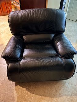 Two black Haverty recliners