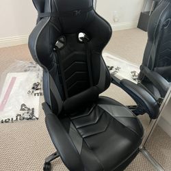 Gaming Chair with Footrest