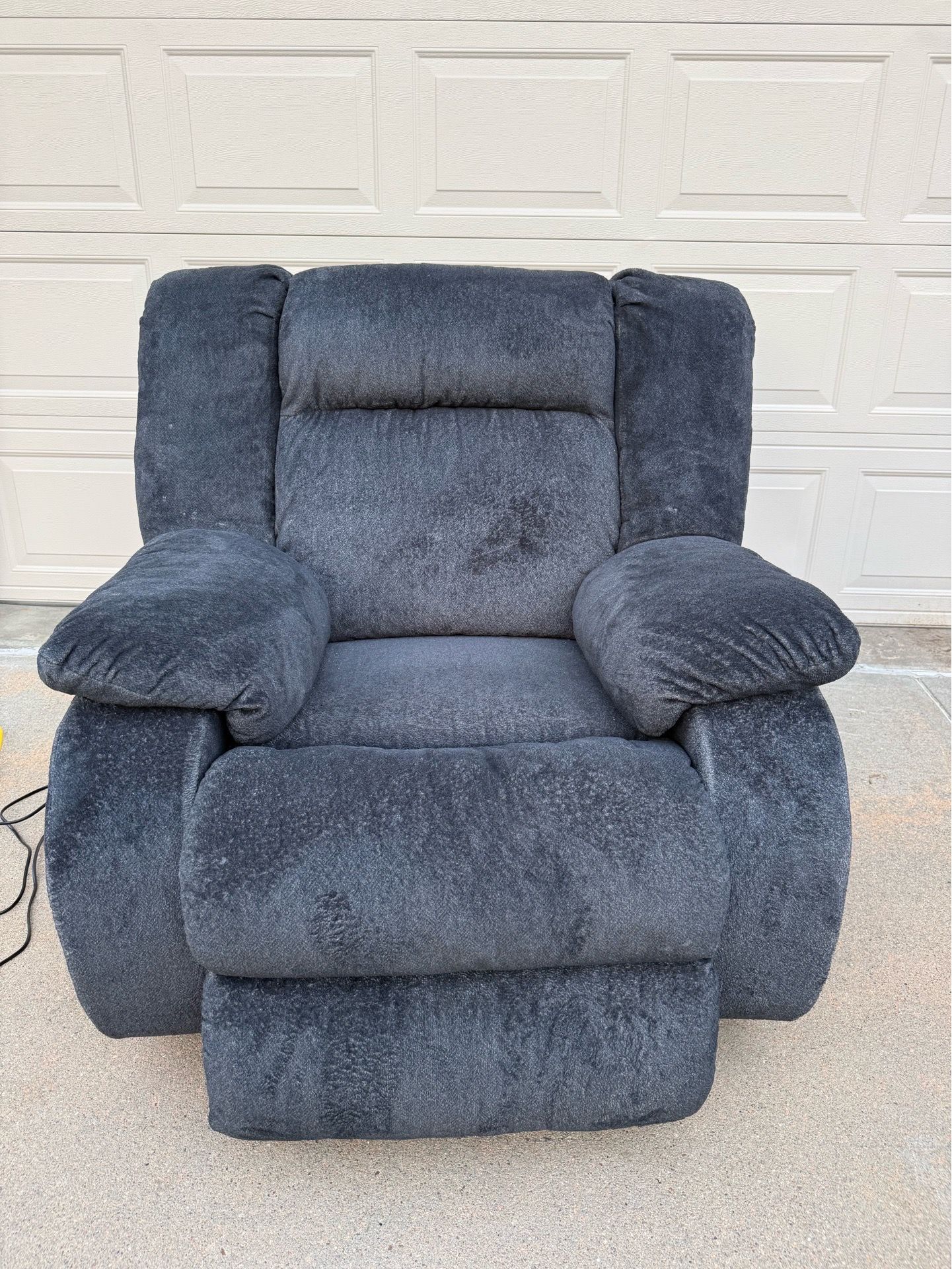FREE DELIVERY ๐๐๐ Almost new power recliner chair