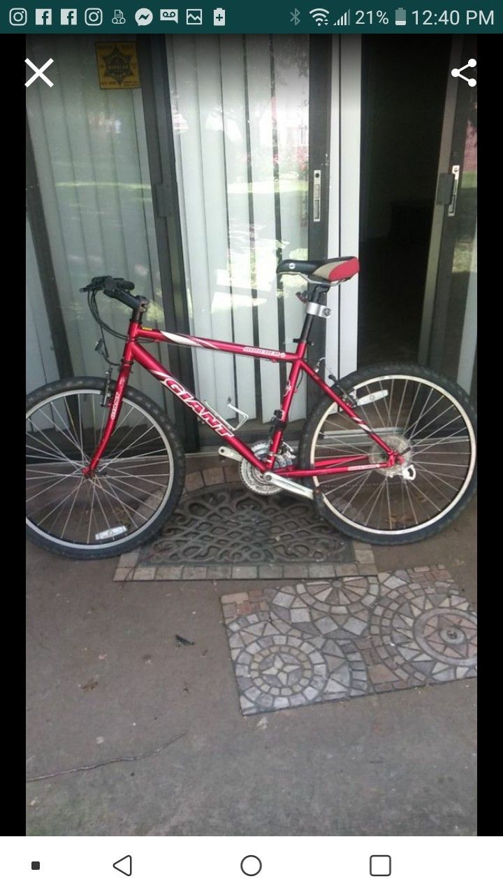 Giant bike in gread condition works perfectly only asking for 300 willing to go lower