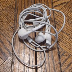 Apple Earpods With Lightning Connector - White