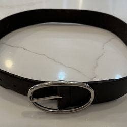 Classic black leather belt featuring a sleek Oval silver buckle. 
