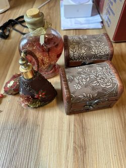 Vanity / Dresser Decor Bundle - Vintage-Inspired 💲12 for the full set — taking offers!