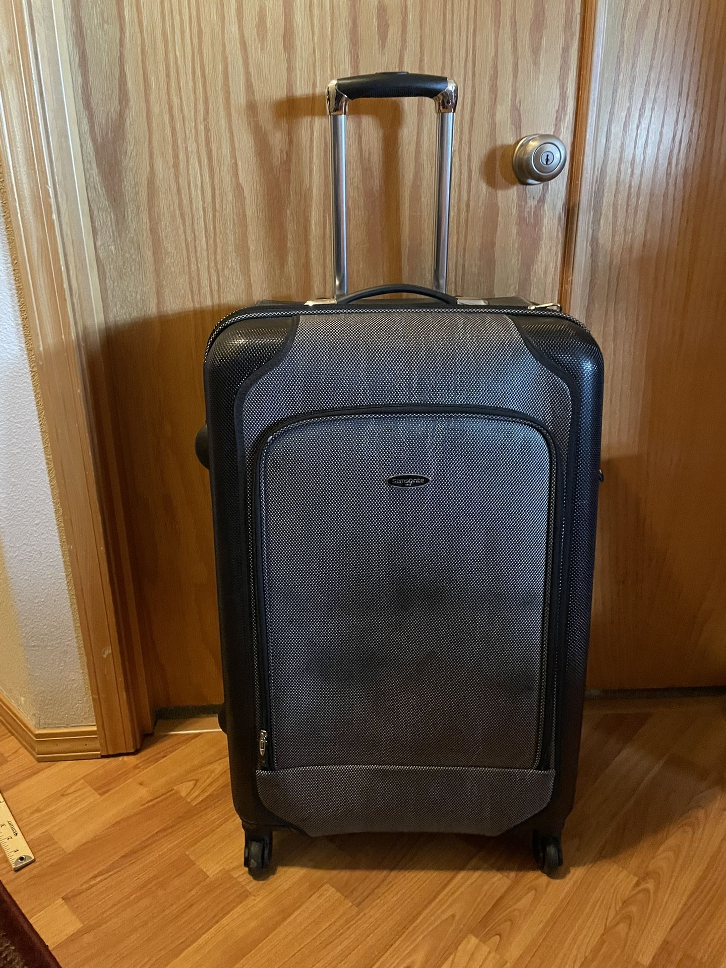 Samsonite Luggage 30” x 20”x 12” (check-in) Travel