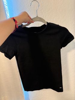 ML guess black shirt