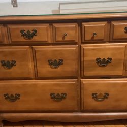 Great dresser Comes With Mirror