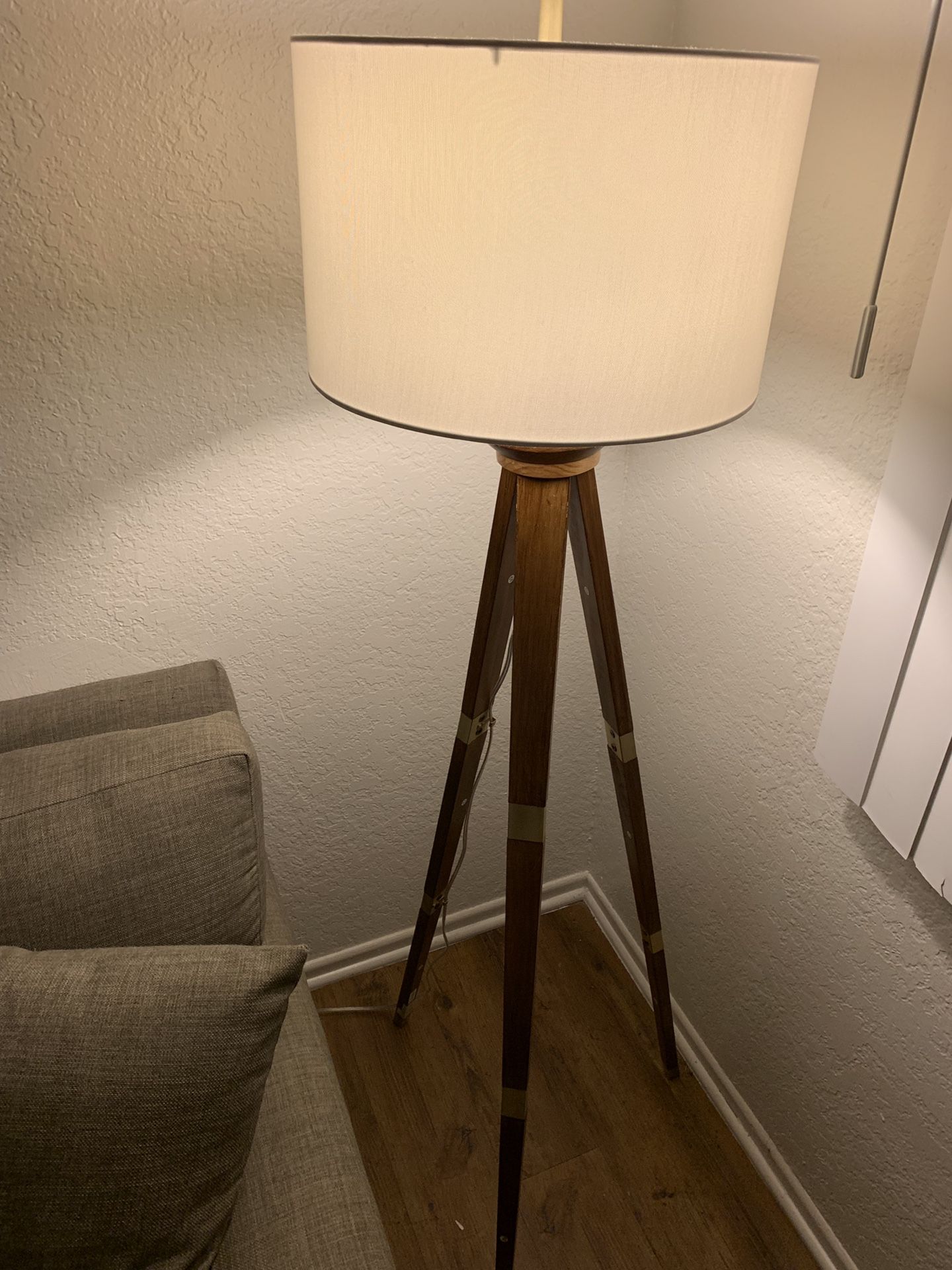 Threshold floor lamp