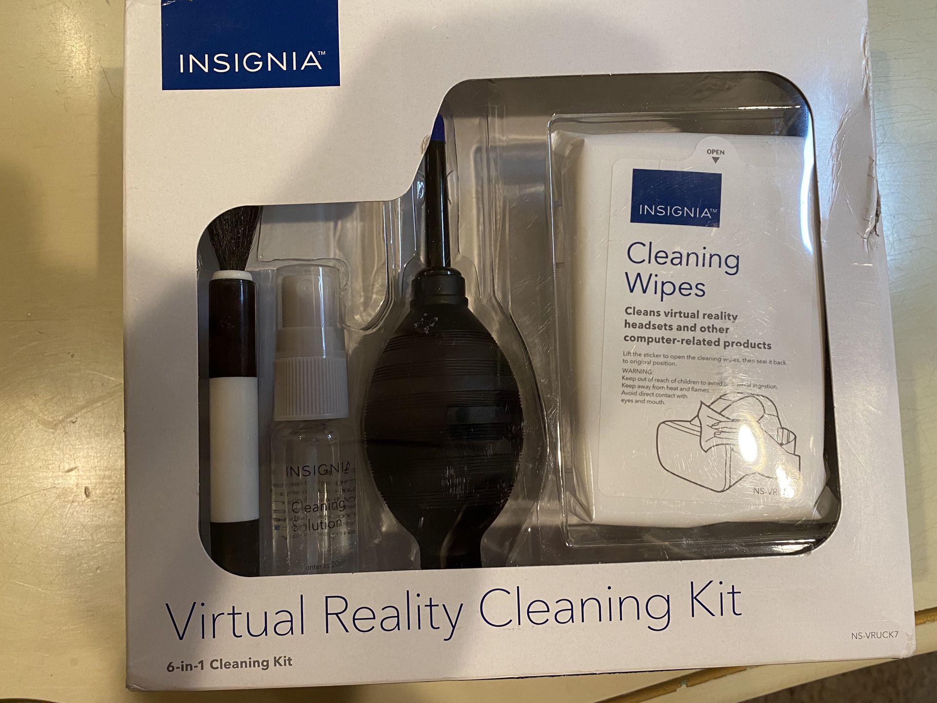 Insignia Virtual reality cleaning kit