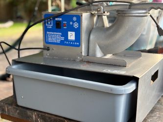 Snowcone machine