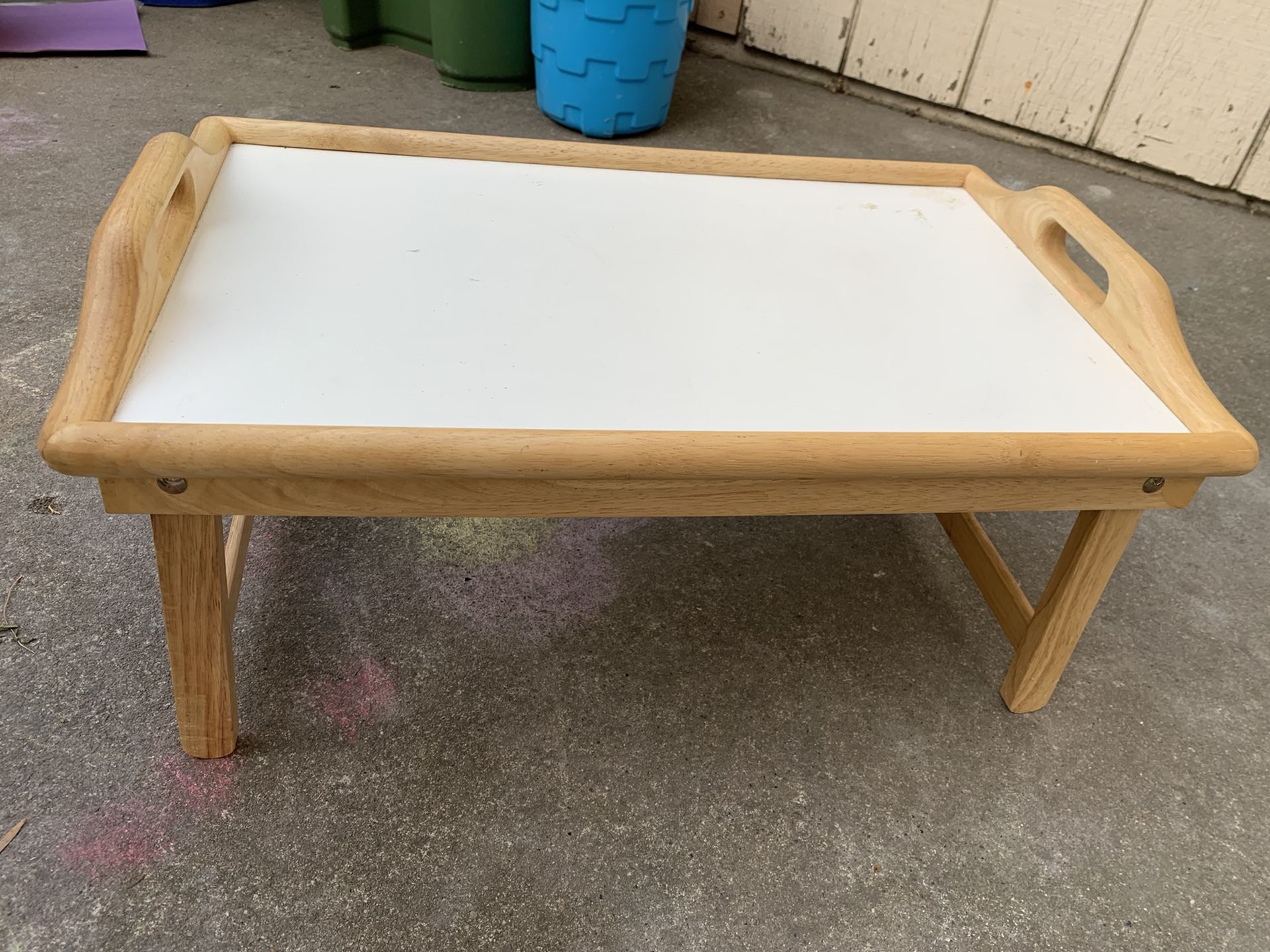 Foldable breakfast/laptop table