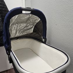Uppababy vista Car seat a bassinet and two car seat bases