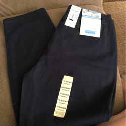 NEW Women’s Navy Dockers, 10 Short Fav Fit