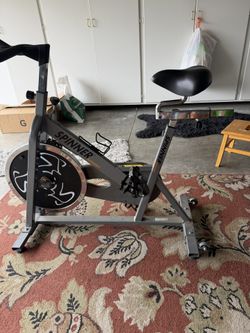 🚴♀️ Spinning Exercise Bike for Sale – Excellent Condition
