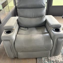 Free Electric Recliner – Works – Pickup Only