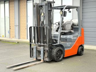 Forklift Toyota LPG 5,000 lb Capacity 