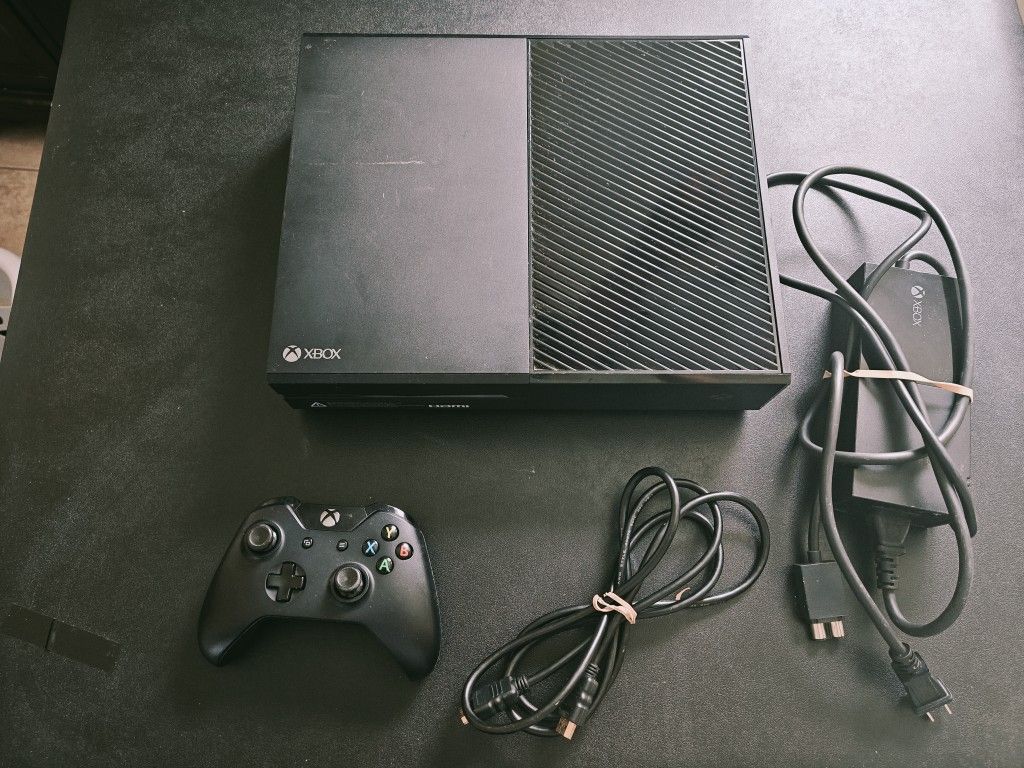Xbox One 500gb (1540 Original Version) W/ Controller And HDMI Cable