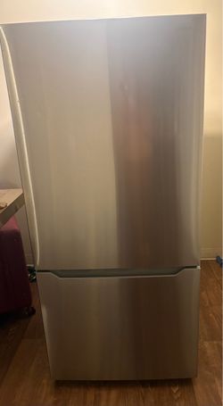 4 month old insignia refrigerator - minor dents works perfectly!