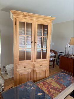 Maple china cabinet excellent condition