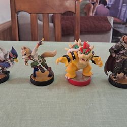 Lot Of 4  Nintendo Amillo  Figures