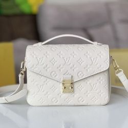 The Old Flower White Postman Bag is an elegant choice for daily outings. Pure White