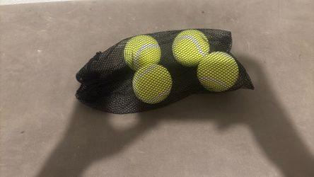4 tenis balls