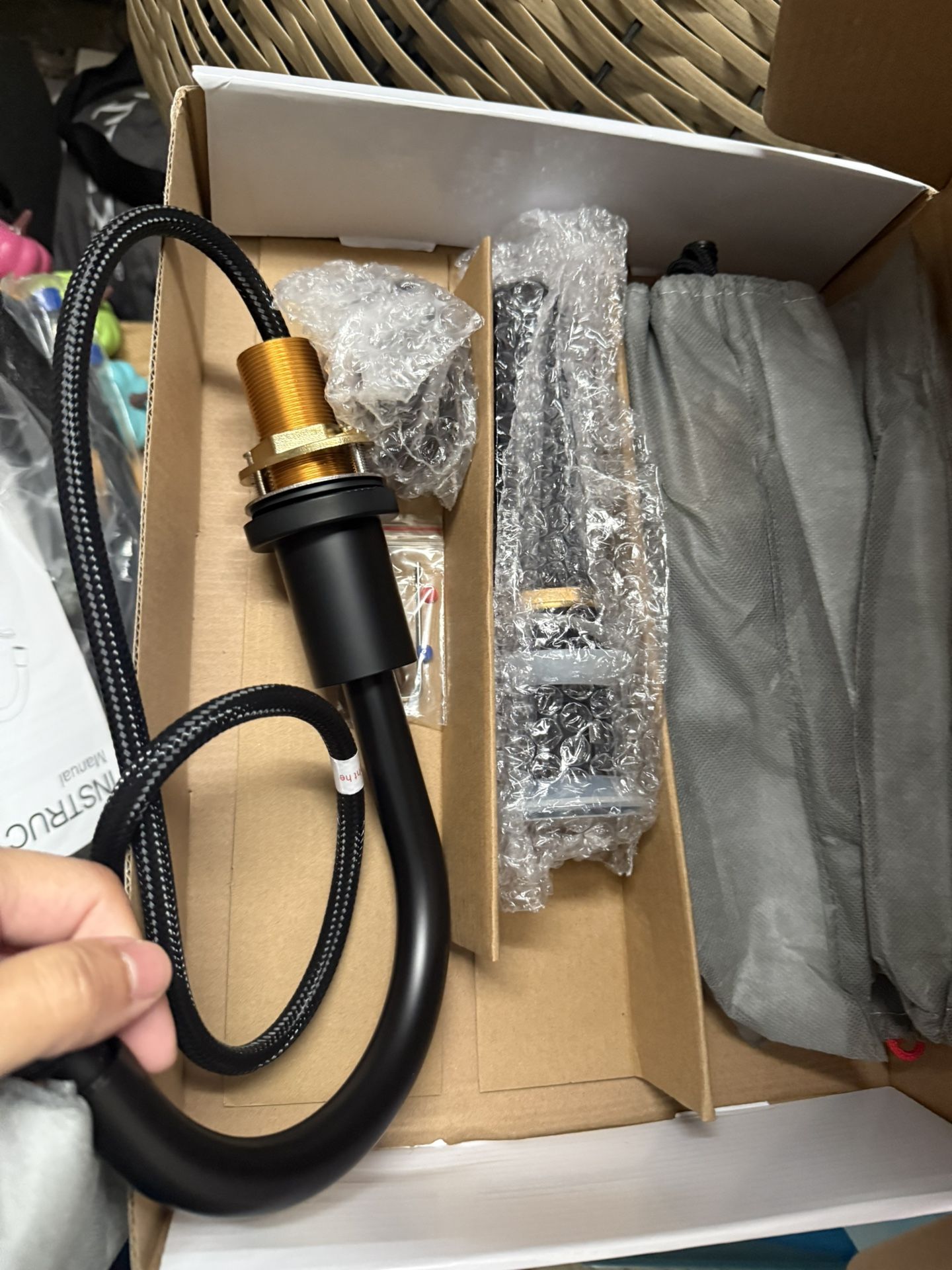 Bathroom Faucet - With Retractile Hose 