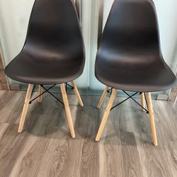 2 MODERN CHAIRS BRAND NEW. 