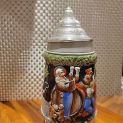 Gambrinus und  Saint Salvator Toasting German Beer Stein .5 L. Condition is like new. Never been used.

￼